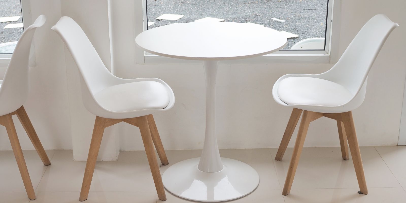 Biały zestaw krzeseł ze stolikiem w Rzeszowie