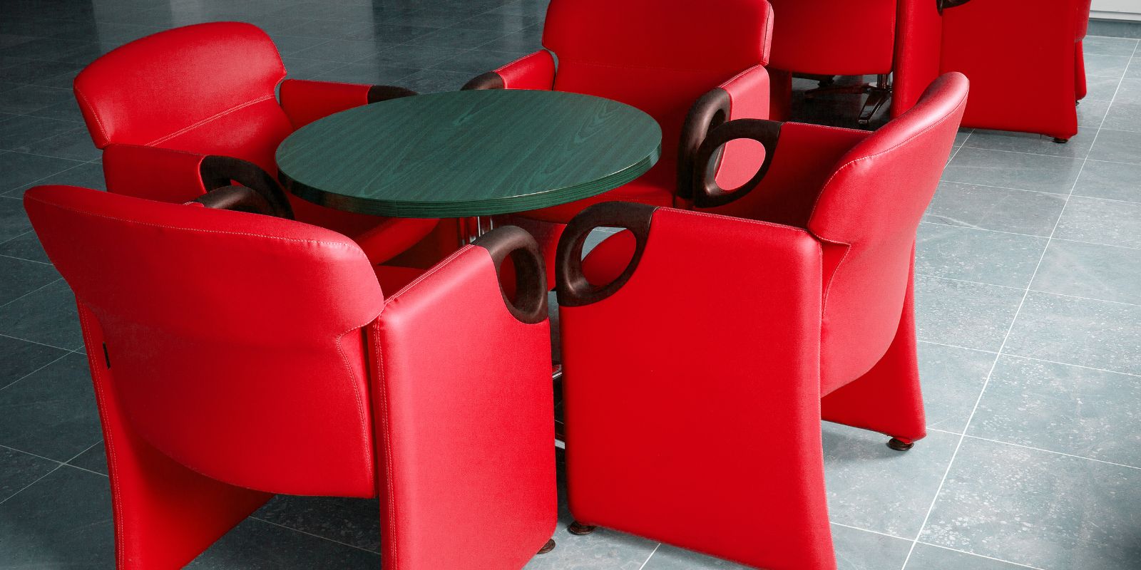 Stół z krzesłami outeltowymi w Tarnowie