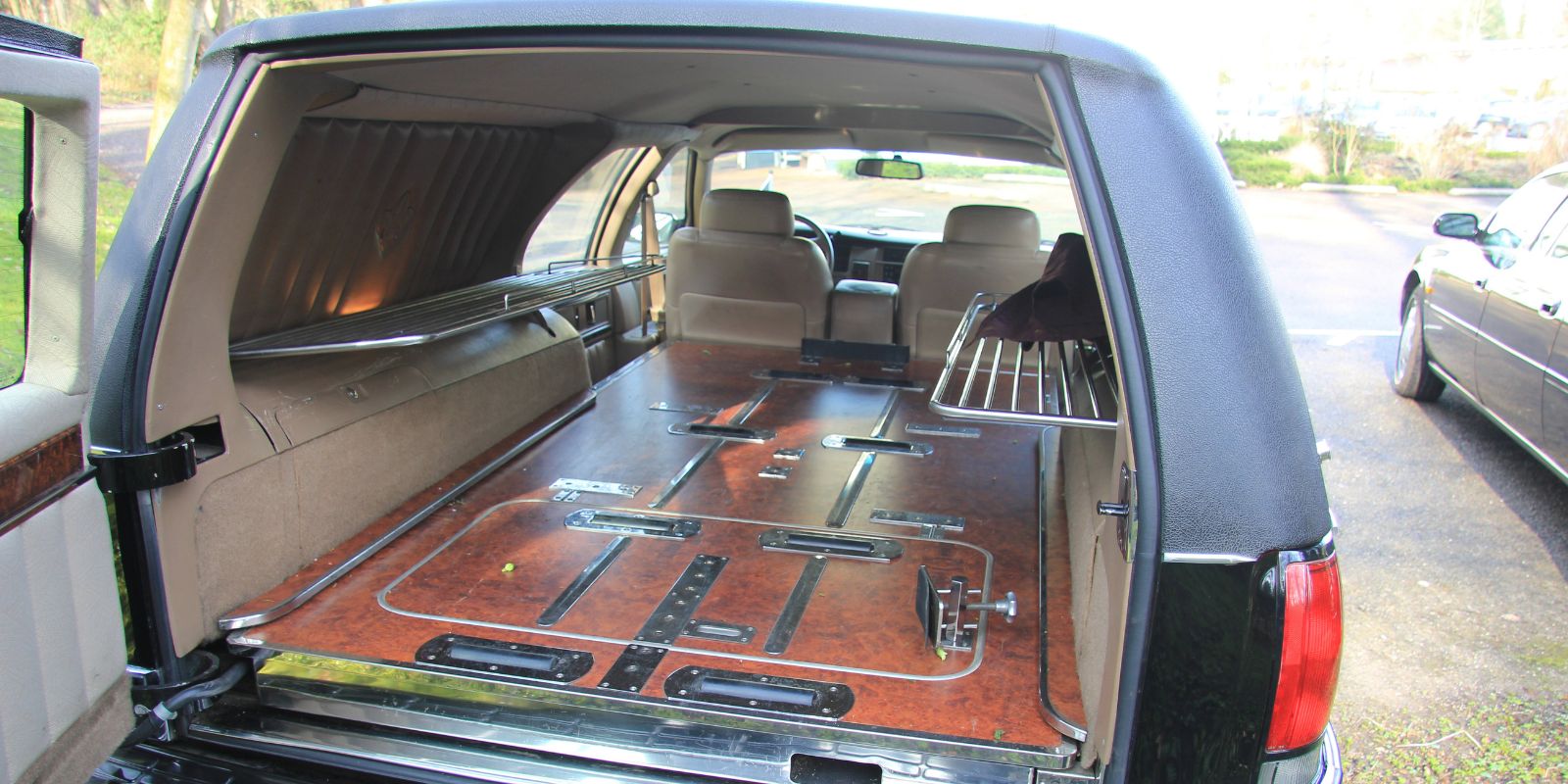 Wnętrze karawanu w zakładzie pogrzebowym